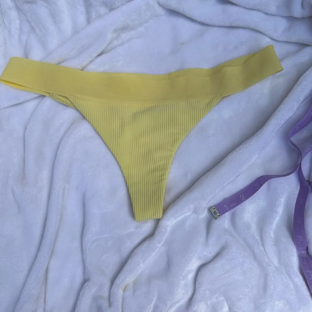 NWOT. Frankie’s Bikinis winnie ribbed bottom in size Large color‎ daffodil